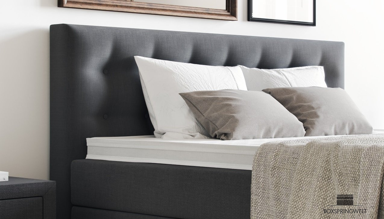 Kopfteil mit Zierknöpfen