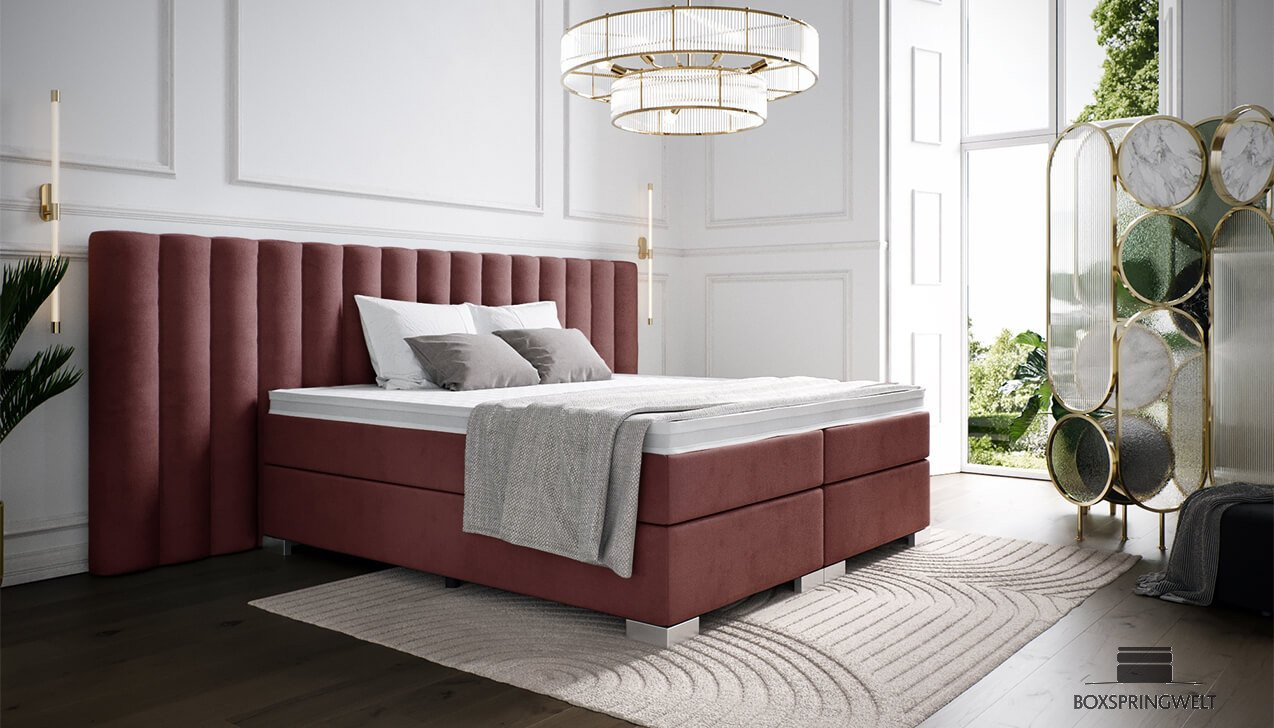 In Bezug Adore Winered. 300cm breites Kopfteil. Eckige Füße aus Chrom.