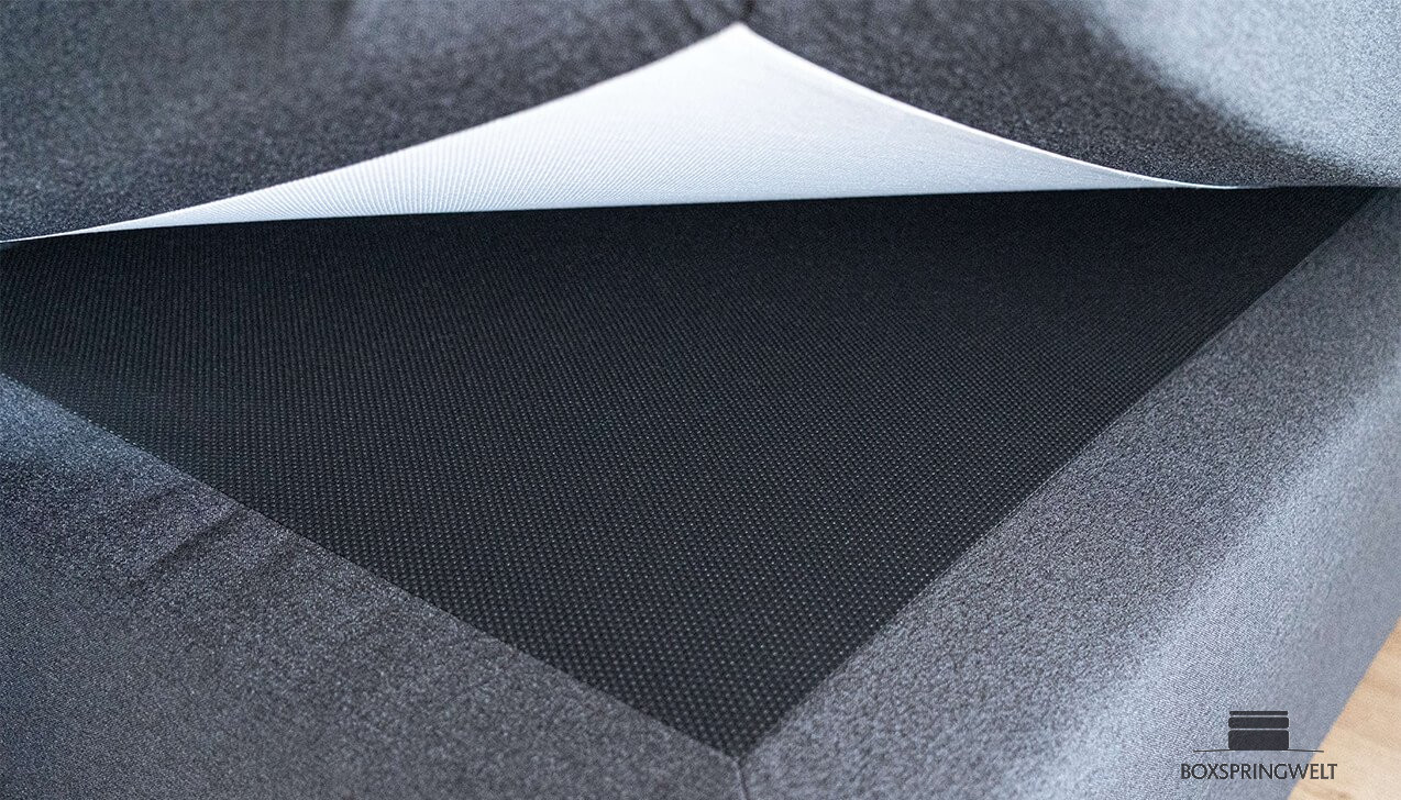 Perfekter Sitz: Box und Matratze mit Antirutsch-Spiegel