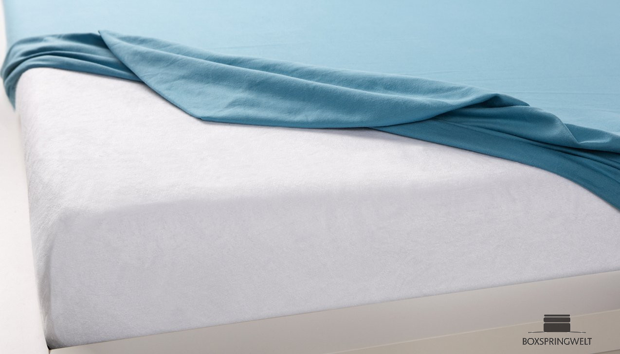 Einfach unter dem normalen Spannbettlaken aufziehen