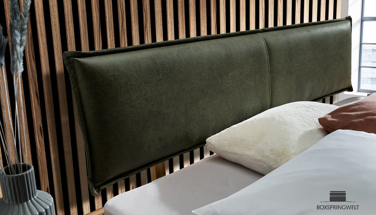 Gepolstertes Kopfteil mit Lederbezug und umlaufendem Keder 