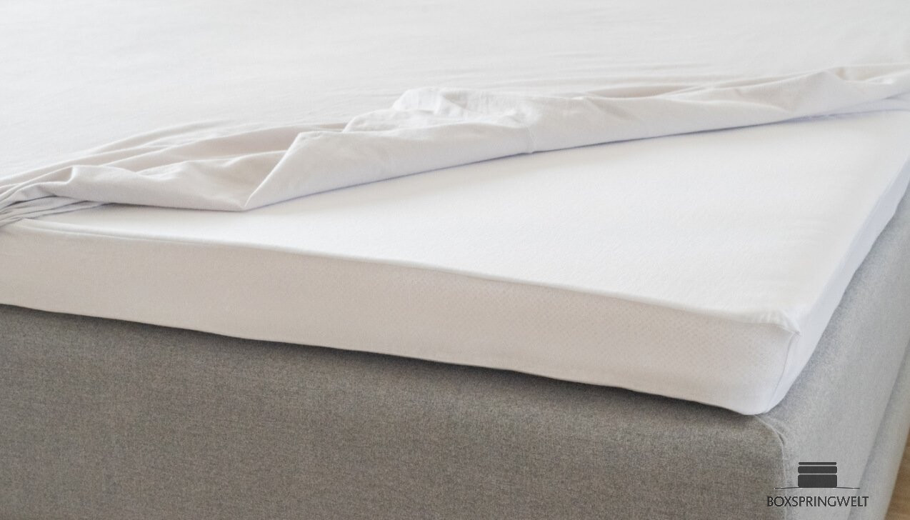 Topper mit Schonbezug und Spannbettlaken bezogen