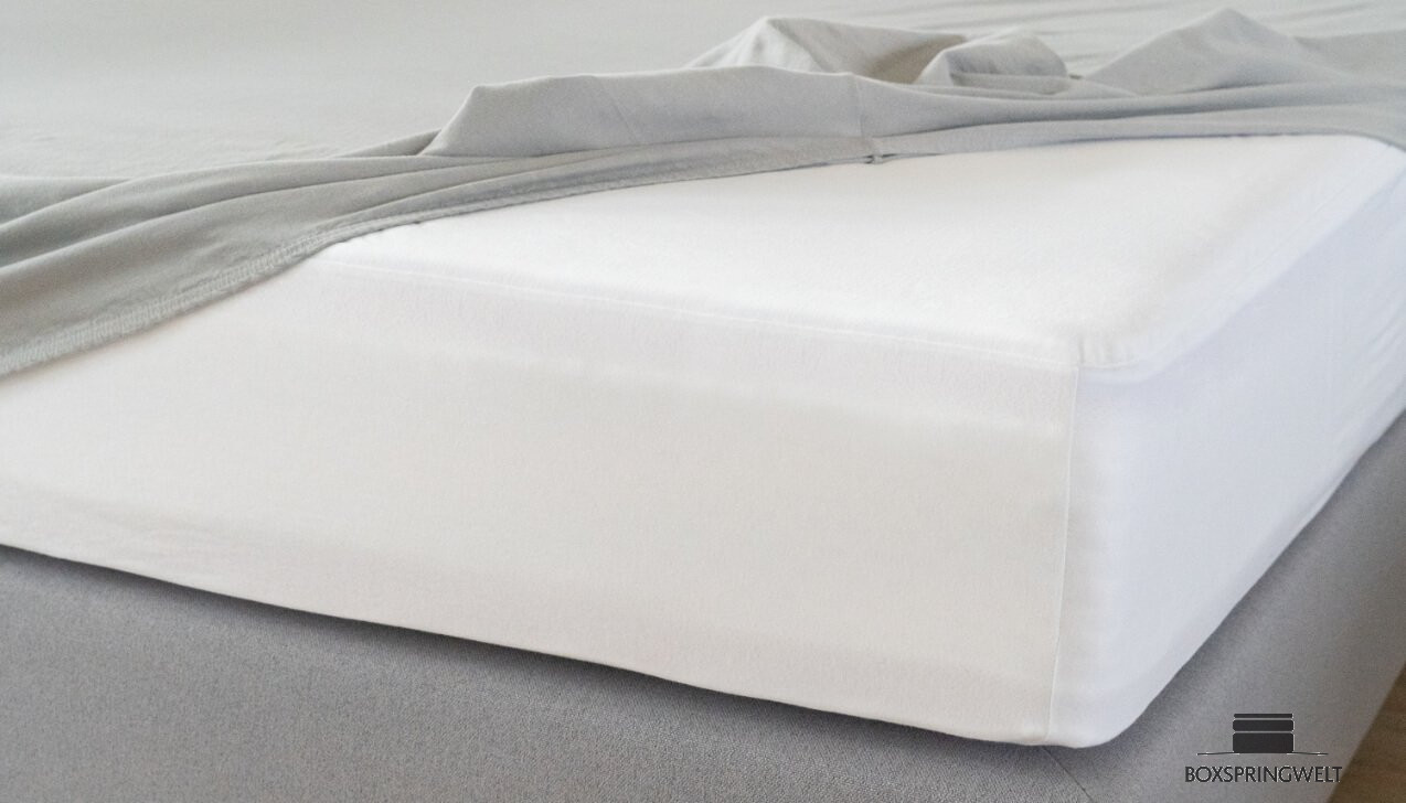 Matratze mit Schonbezug und Topper bezogen