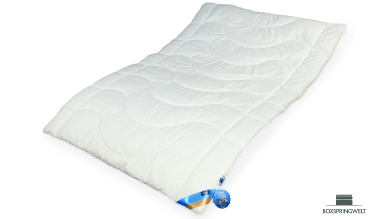 Leicht-Bettdecke Ocean Blue 155x220 mit ergonomischer Körpersteppung und Randrolle