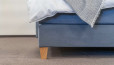 Konische Bettfüße aus Massivholz (Abb. Buche Natur) oder Bettfüße aus Metall (siehe Auswahlhilfe); Bezug: Feincord Ontario Rauchblau
